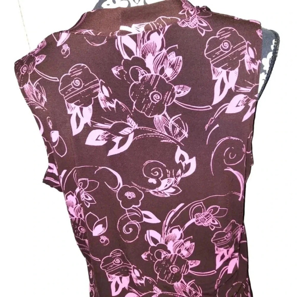 SUPER cute Sleeveless top - Picture 2 of 4